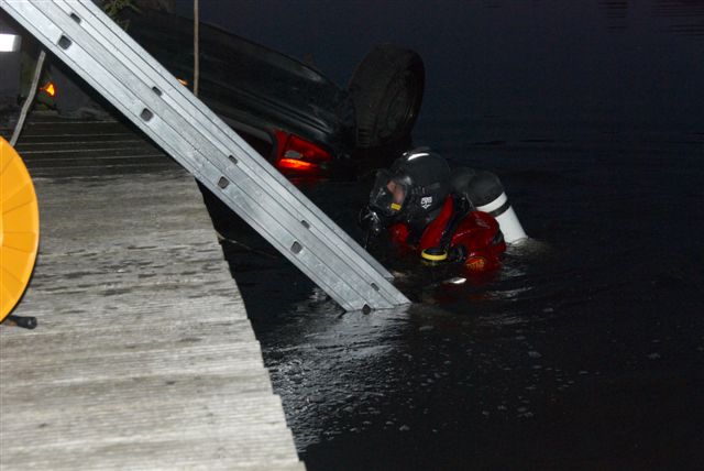 2009/143/20090628 011 Auto te water Nieuwemeerdijk.jpg